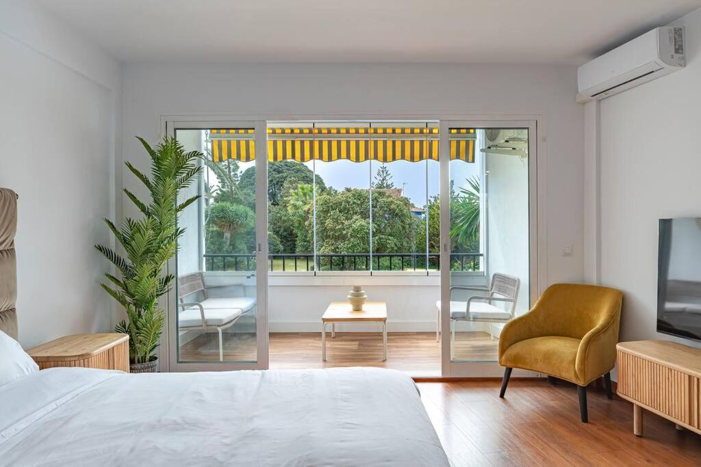 Elegant With Balcony, Pool & Parking Apartment *