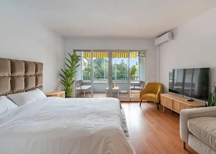 Elegant Studio With Balcony, Pool & Parking