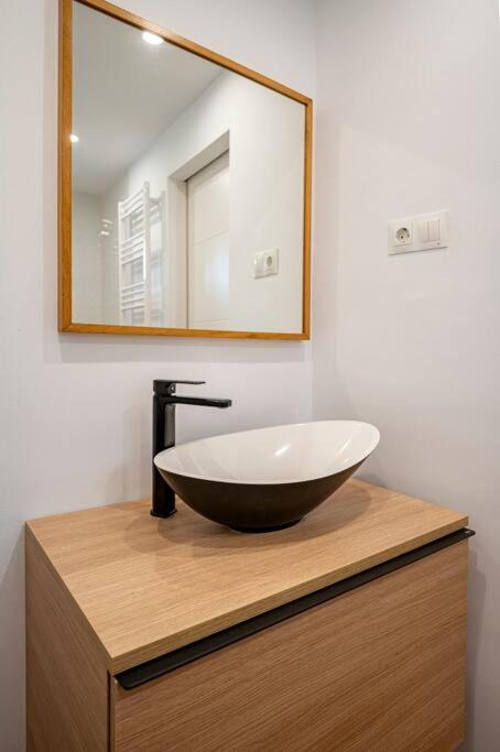 Elegant With Balcony, Pool & Parking Apartment *