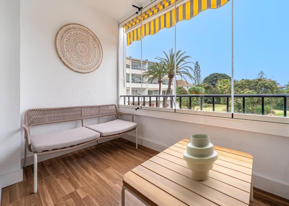 Elegant With Balcony, Pool & Parking Apartment Marbella