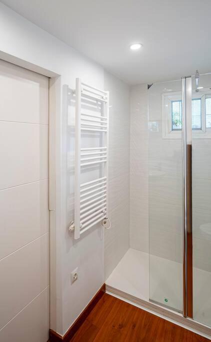Elegant With Balcony, Pool & Parking Marbella