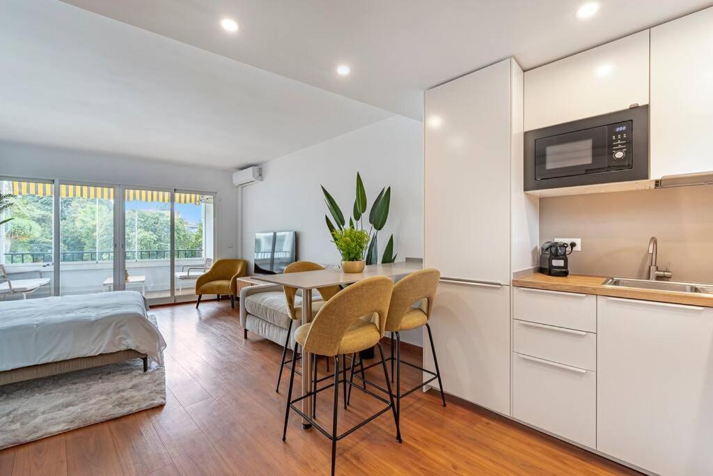 Elegant With Balcony, Pool & Parking