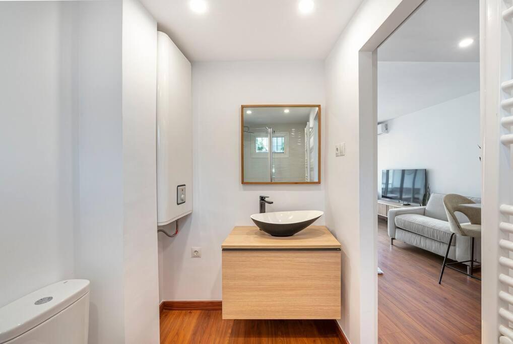Elegant With Balcony, Pool & Parking Apartment *