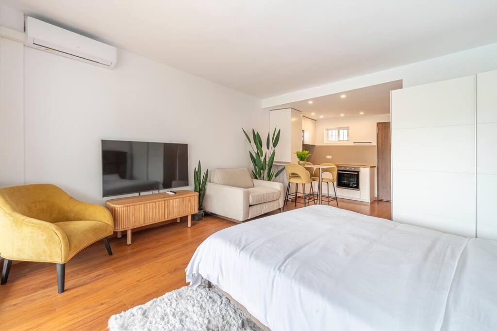 Apartment Elegant With Balcony, Pool & Parking Marbella