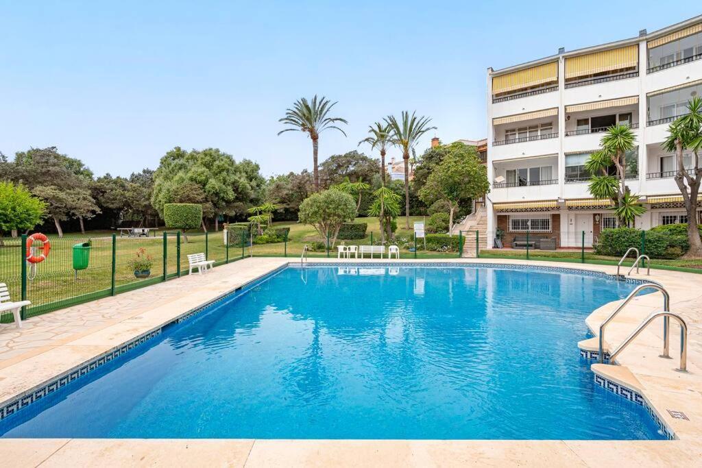 Elegant With Balcony, Pool & Parking *
