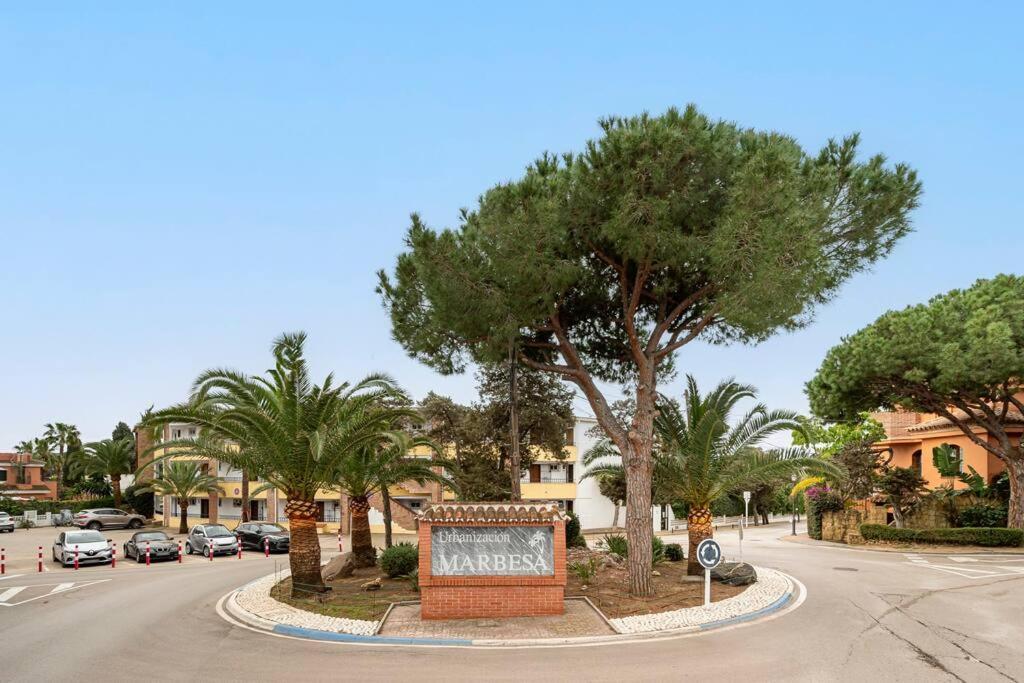 Elegant With Balcony, Pool & Parking Apartment *
