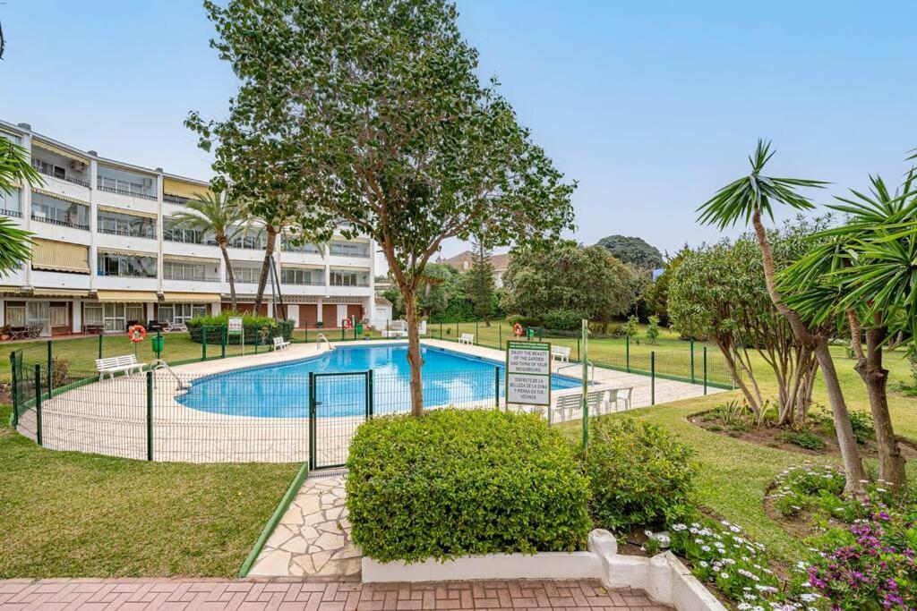 Elegant With Balcony, Pool & Parking Apartment *