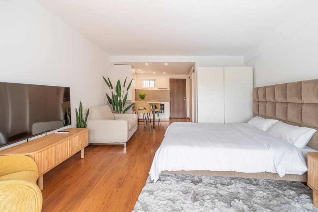 Elegant With Balcony, Pool & Parking * Marbella