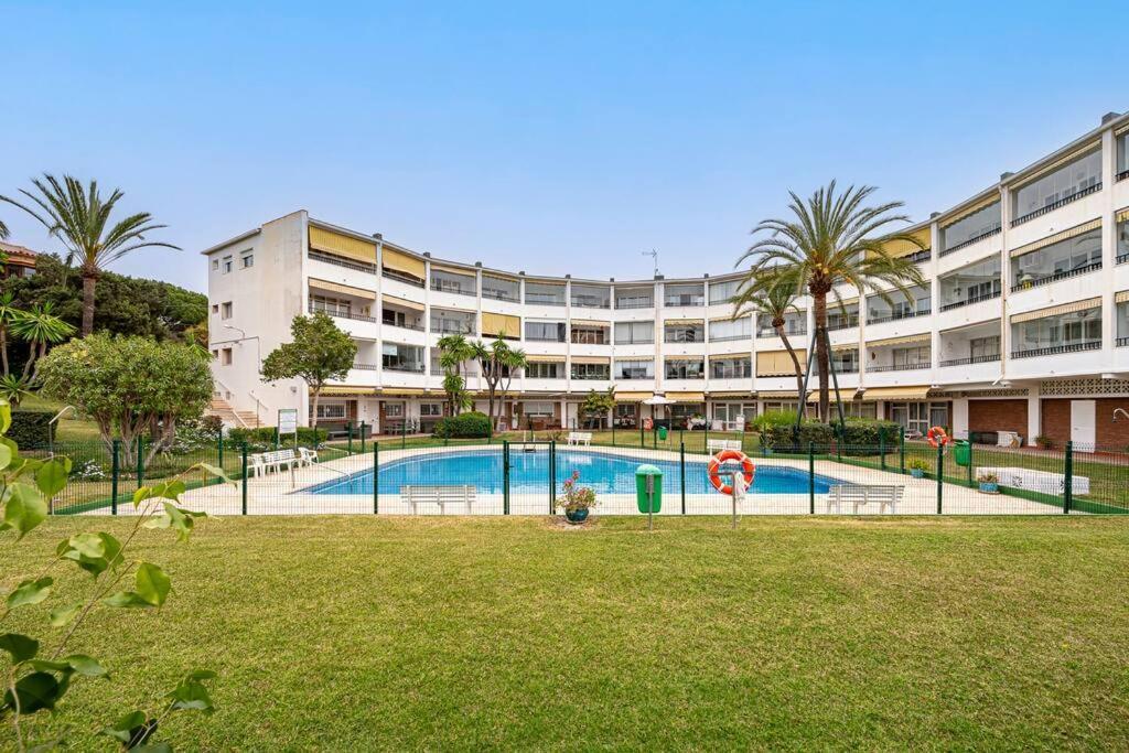 Apartment Elegant With Balcony, Pool & Parking