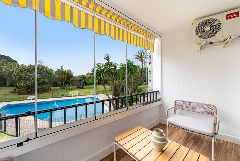 Elegant With Balcony, Pool & Parking Apartment *