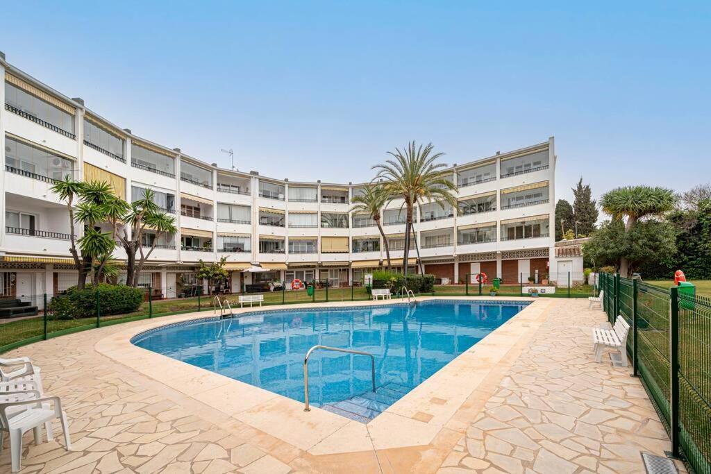 Elegant With Balcony, Pool & Parking Apartment Marbella
