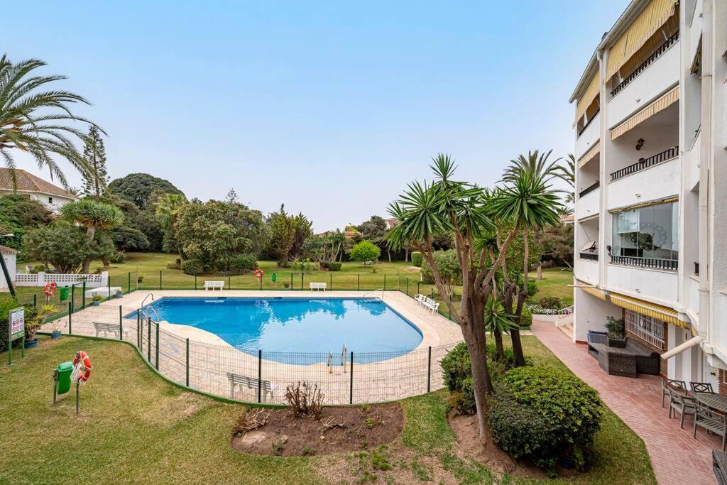Elegant With Balcony, Pool & Parking Apartment *